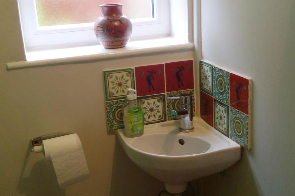 Colourful, Cosy City Home Bath Kültér fotó