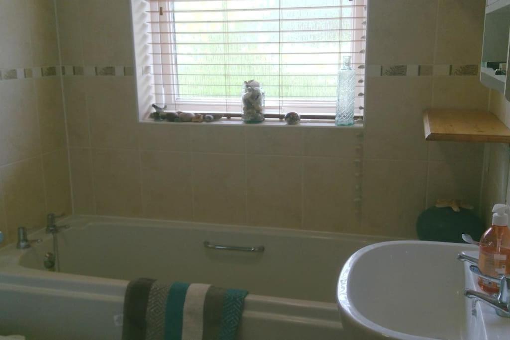 Colourful, Cosy City Home Bath Kültér fotó